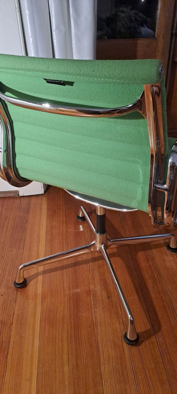 Eames Sedie: 4 chaises Vitra aluminium Charles Eames EA 107 – Usato da Genève venduto da lolo1232 1