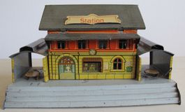 Antiker Bahnhof / Station für Modelleisenbahn aus Blech