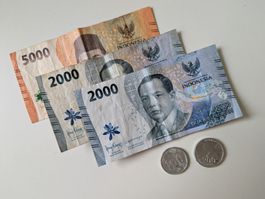 Indonesische Rupiah Banknoten und Münzen 9'300 IDR (= 0.42)