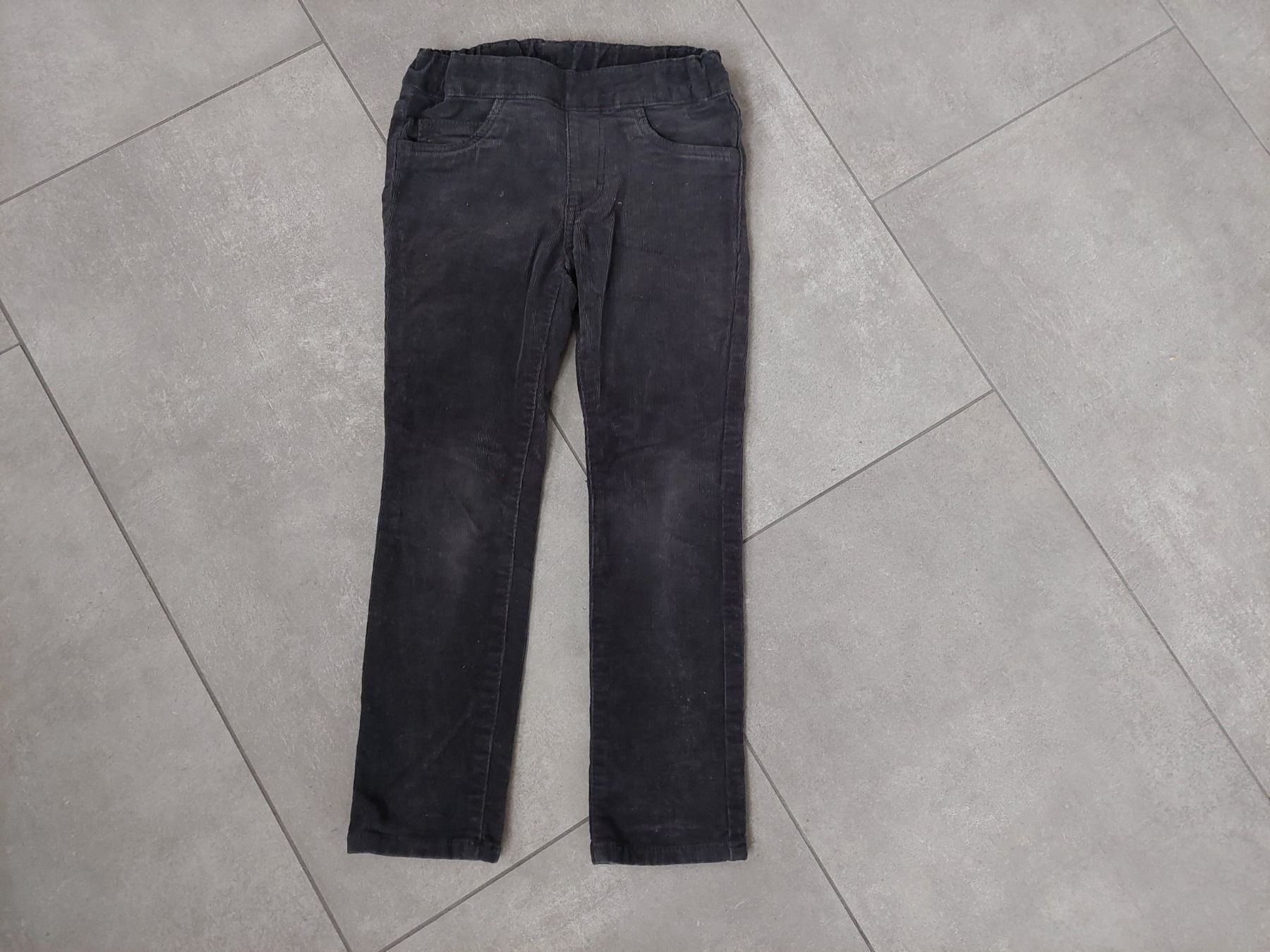 H&M Hosen: Schwarze Cordhose von H&M Grösse 104 – Gebraucht aus Wiesendangen von troawus