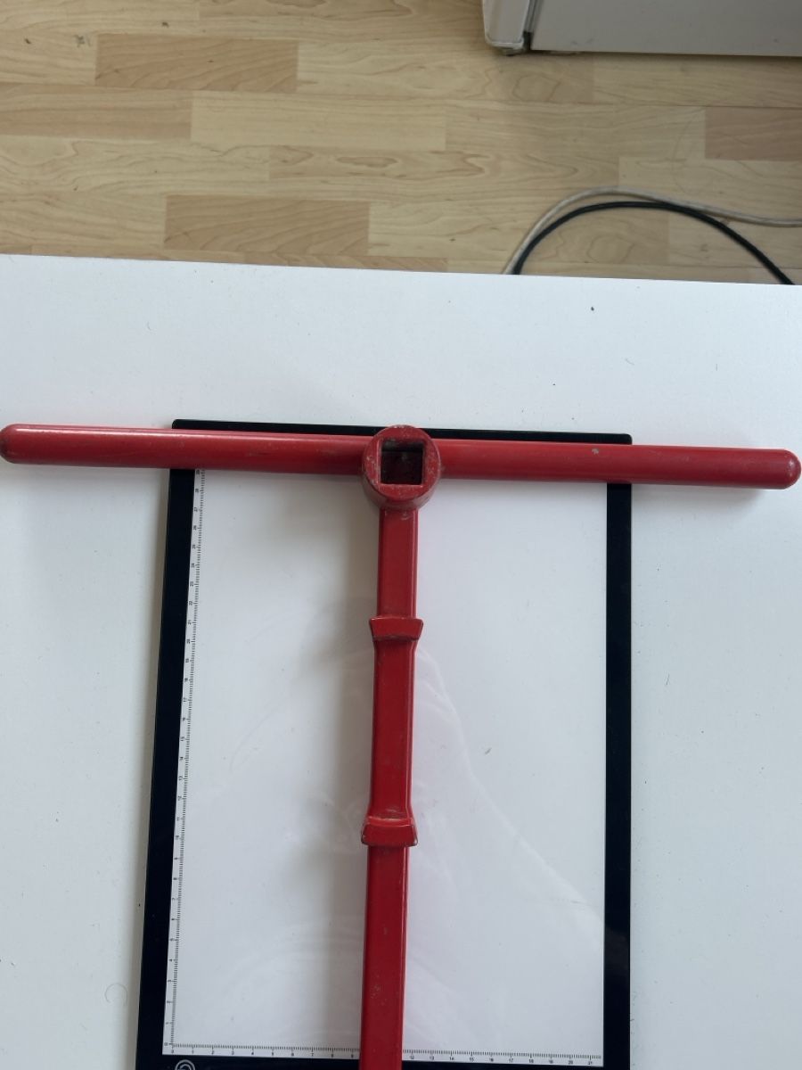 Tutti gli attrezzi: Von Roll Hydrantenschlüssel, rot (I5) – Usato da Neuenhof venduto da bro_9zsg 4