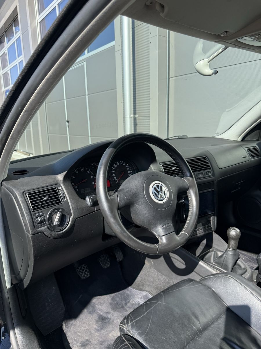 VW Autos: Golf 4 2.3 V5 – D'occasion à kreuzlingen par ila_7j5g 6