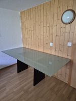 Grosser Esstisch mit Glasplatte