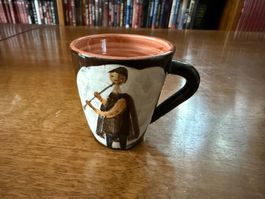 Tasse Keramik mit Mann und Flöte Durchmesser 5.5cm