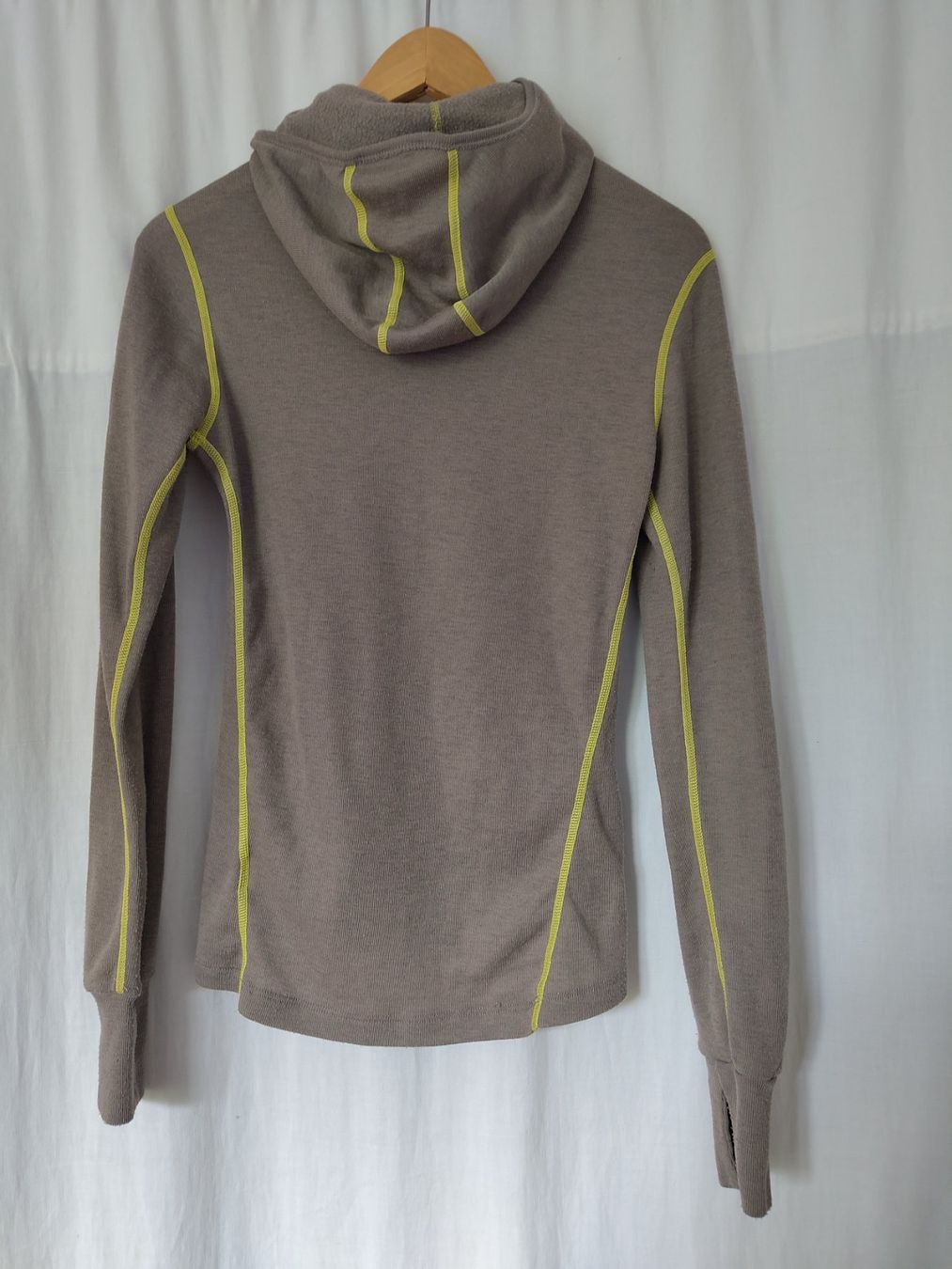 Odlo Top: Odlo Hoodie, isolant et très bon état – Nuovo (secondo la descrizione) da Biel/Bienne venduto da Creager 1