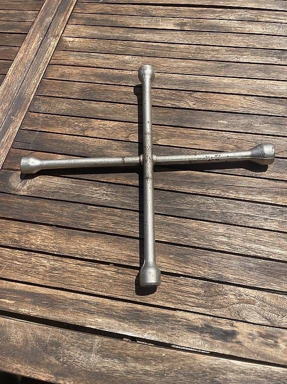 Tutti gli attrezzi: Clé à croix pour roues – Usato da Neuchâtel venduto da Delabays