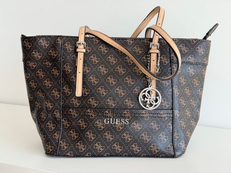 Guess Handtasche braun mit Logo-Muster gebraucht