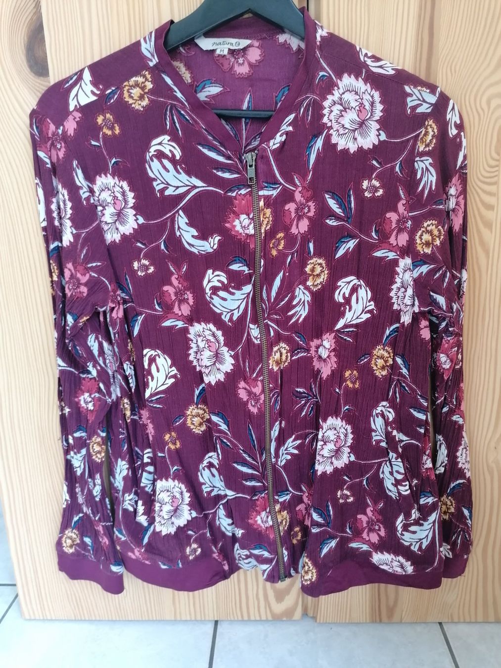 Jacken: Blouson aus feiner Viskose mit wunderschönem Print. – Gebraucht aus Schönenbuch von sop_n7zd