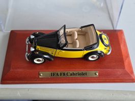 IFA F8 Cabriolet Modellauto auf Sockel mit Verpackung