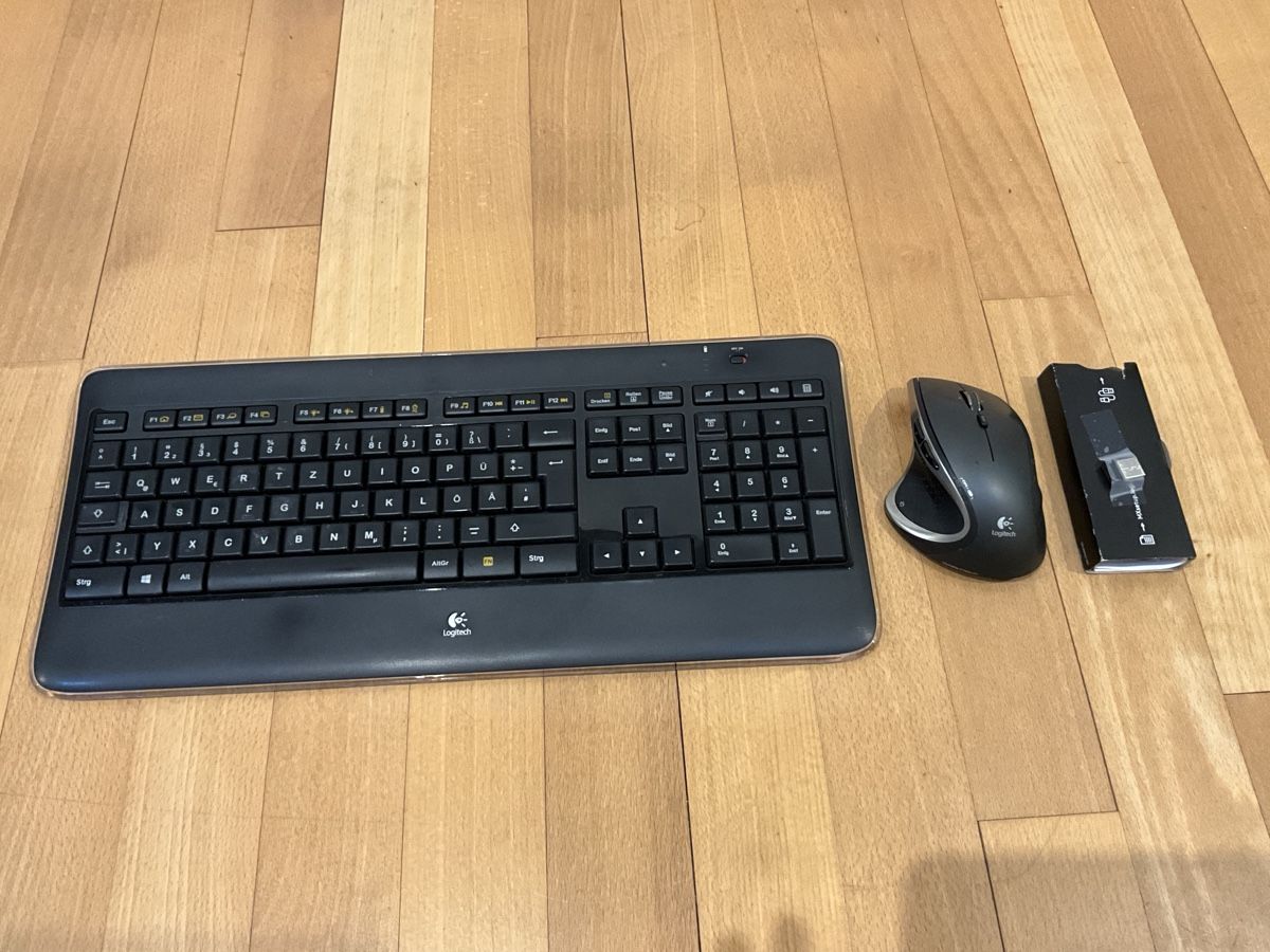 Logitech Claviers: Tastatur Logitech K800 + Mouse Performance MX – D'occasion à Spiez par beuret74