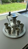 Elegantes Zinn-Set: Krug mit 6 Bechern auf Tablett, Vintage