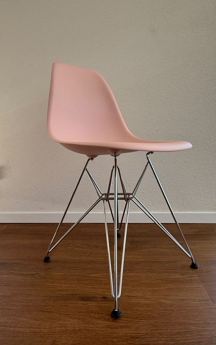Vitra Stühle: Vitra Eames Plastic Side Chairs  (DSR  Eiffelgestell) – Neu (gemäss Beschreibung) aus Siggenthal Station von DynamicLight 3