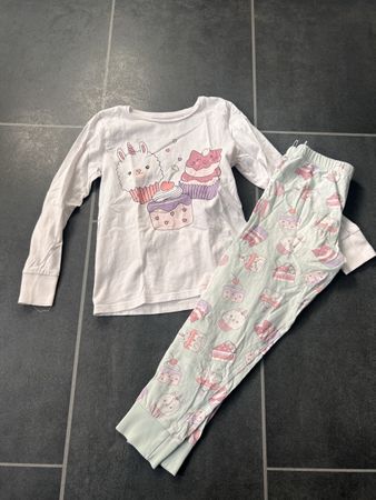 Pyjama Gr. 128 mit Cupcake-Motiv