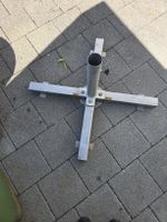 Stabiler Sonnenschirmstaender aus Metall, ideal fuer Garten!