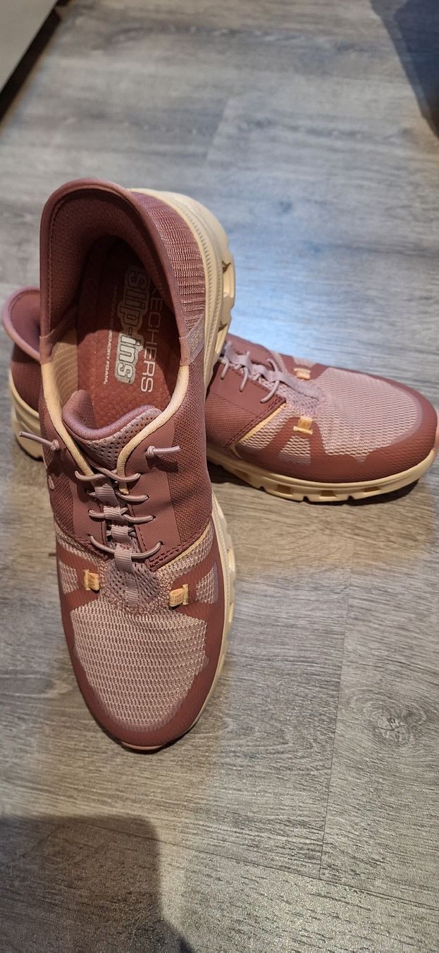 Skechers Scarpe da donna: Sketchers – Usato da Erlinsbach SO venduto da Peggy20