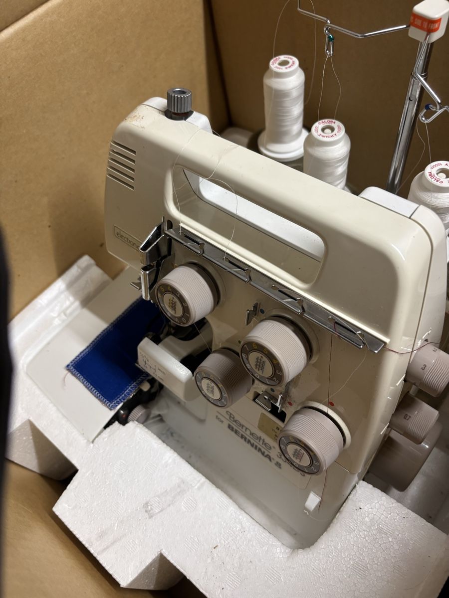 Bernina Machines à coudre: Bernette Overlock Nähmaschine MO-334DS 220V im Karton – D'occasion à Horn par mamahje