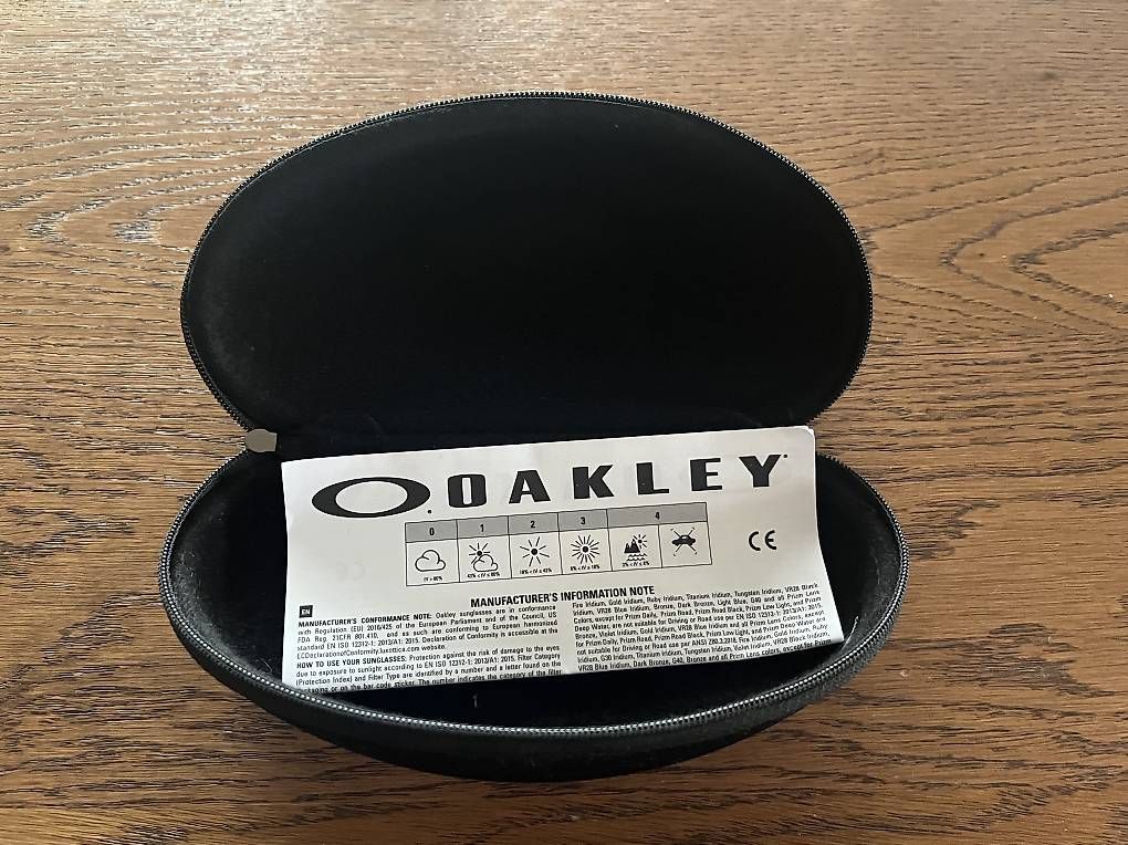 Altro in  Abbigliamento & Accessori: Oakley Soft Vault Schwarzes Brillenetui – Usato da Täuffelen venduto da Sickofscams 1