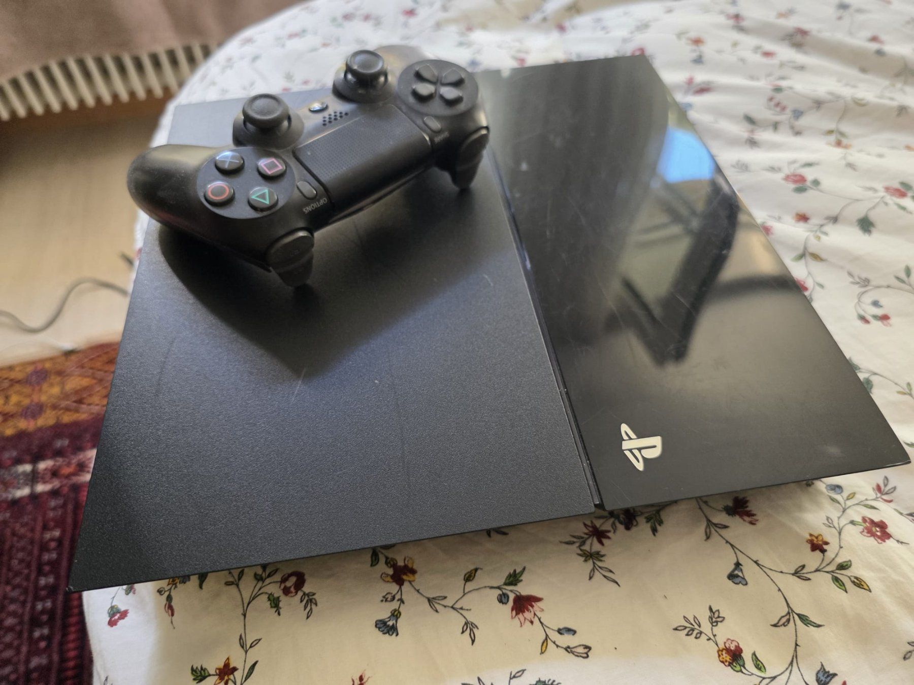 Sony Console: PlayStation 4 avec  manette – Usato da Neuchatel venduto da StevChamb110 1