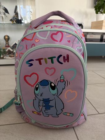 Stitch Rucksack lila mit Herzen, perfekt für den Schulstart 