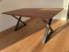 Massiver, schöner Holztisch zu verkaufen