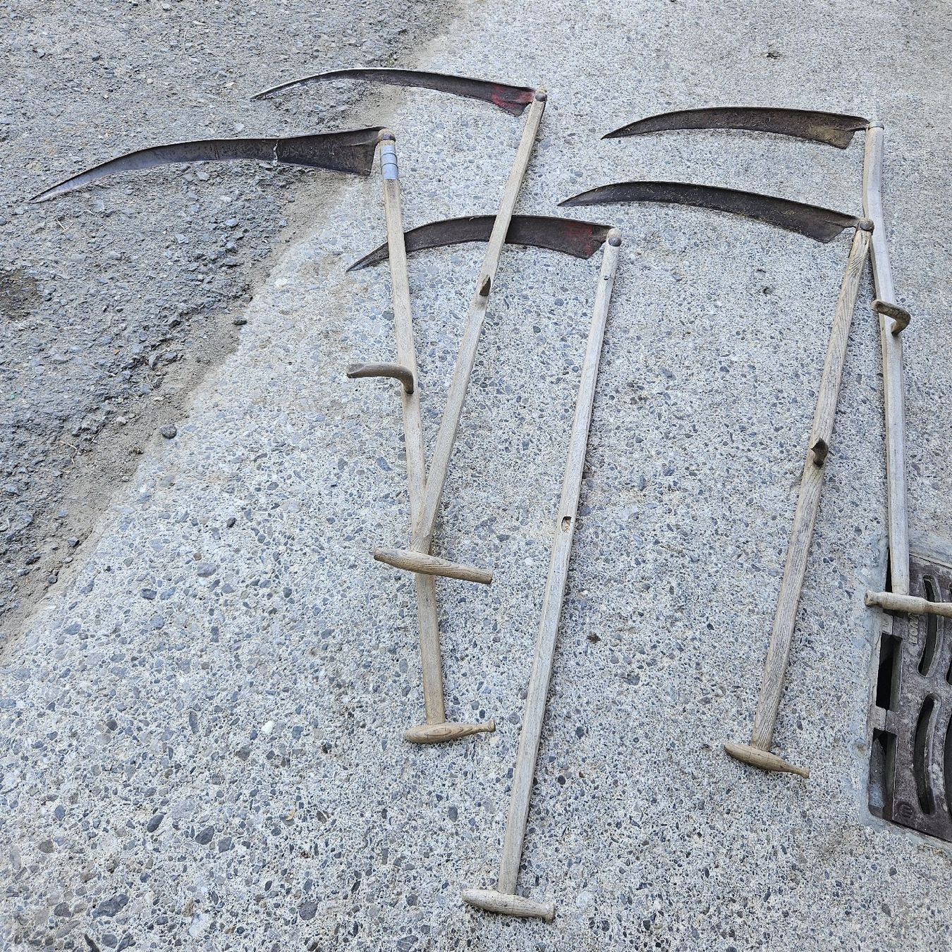 Tutti gli attrezzi: 5 Sensen mit Holzstielen, gebraucht – Usato da Unteriberg venduto da amd89