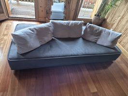 Banquette avec coussins gris clair bon état 