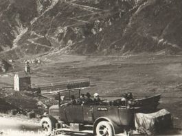 SIMPLON Strasse: Altes Hospiz mit POSTAUTO Simplon-Brig 1939