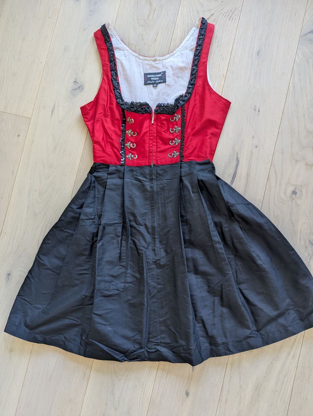 Kleider: Wunderschönes Dirndl aus Seide – Gebraucht aus Schlieren von imnotgoodwithword 3