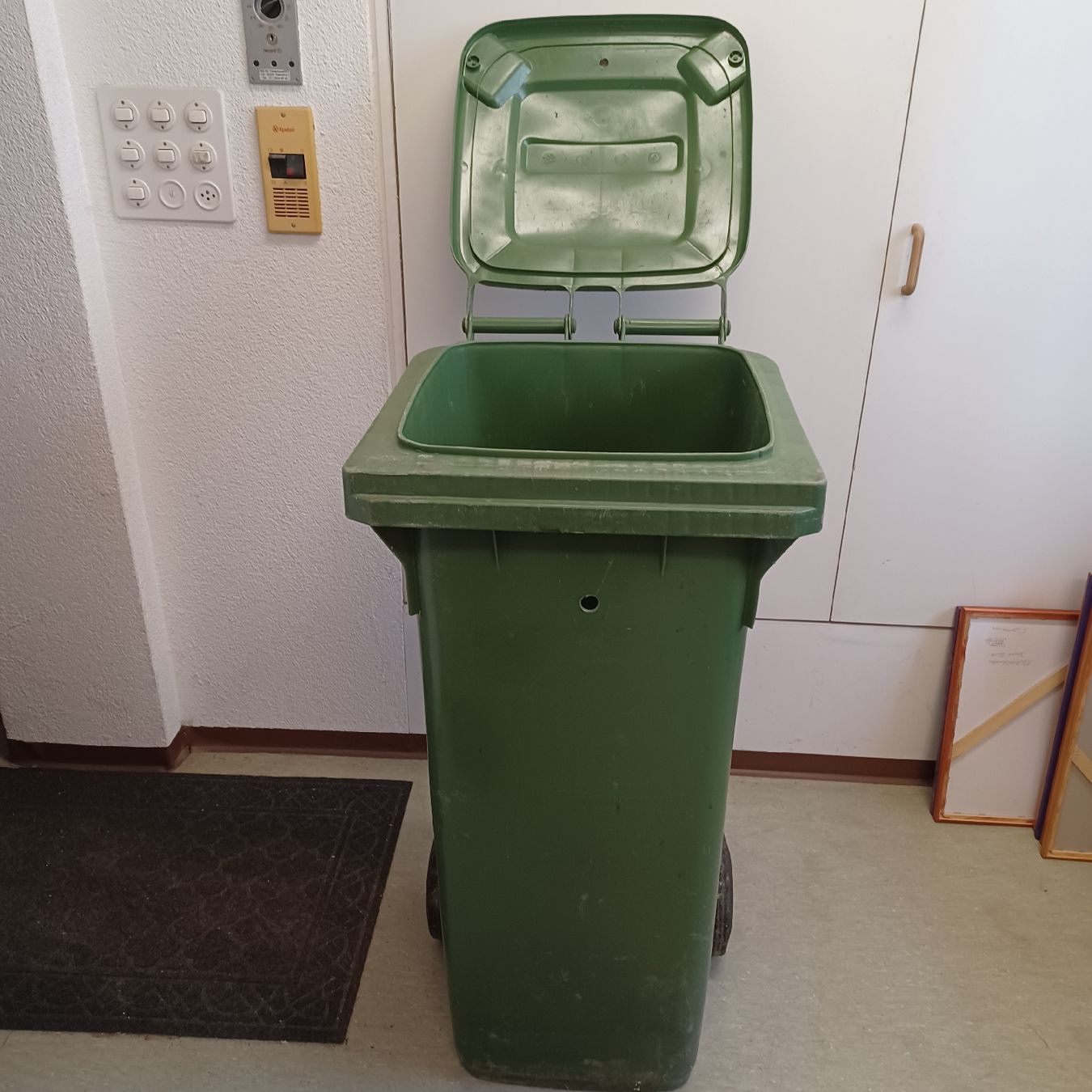 Baucontainer: Grüntonne mit Rädern, Openair Tonne – Gebraucht aus Waldkirch von Fantasia-101 1