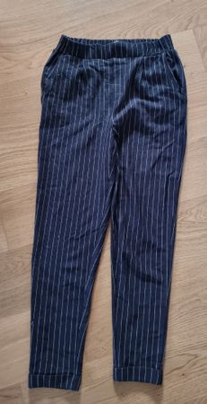 Hose mit Nadelstreifen