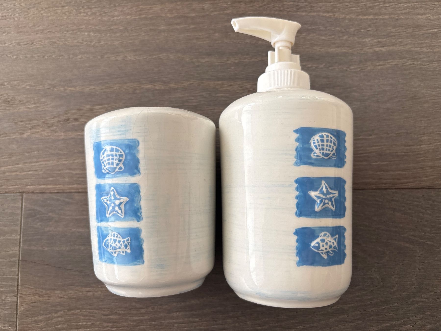 Seifenschalen: Badezimmer-Set - Seifenspender und Zahnbürstenbecher – Gebraucht aus Hünenberg von Betsch1 1
