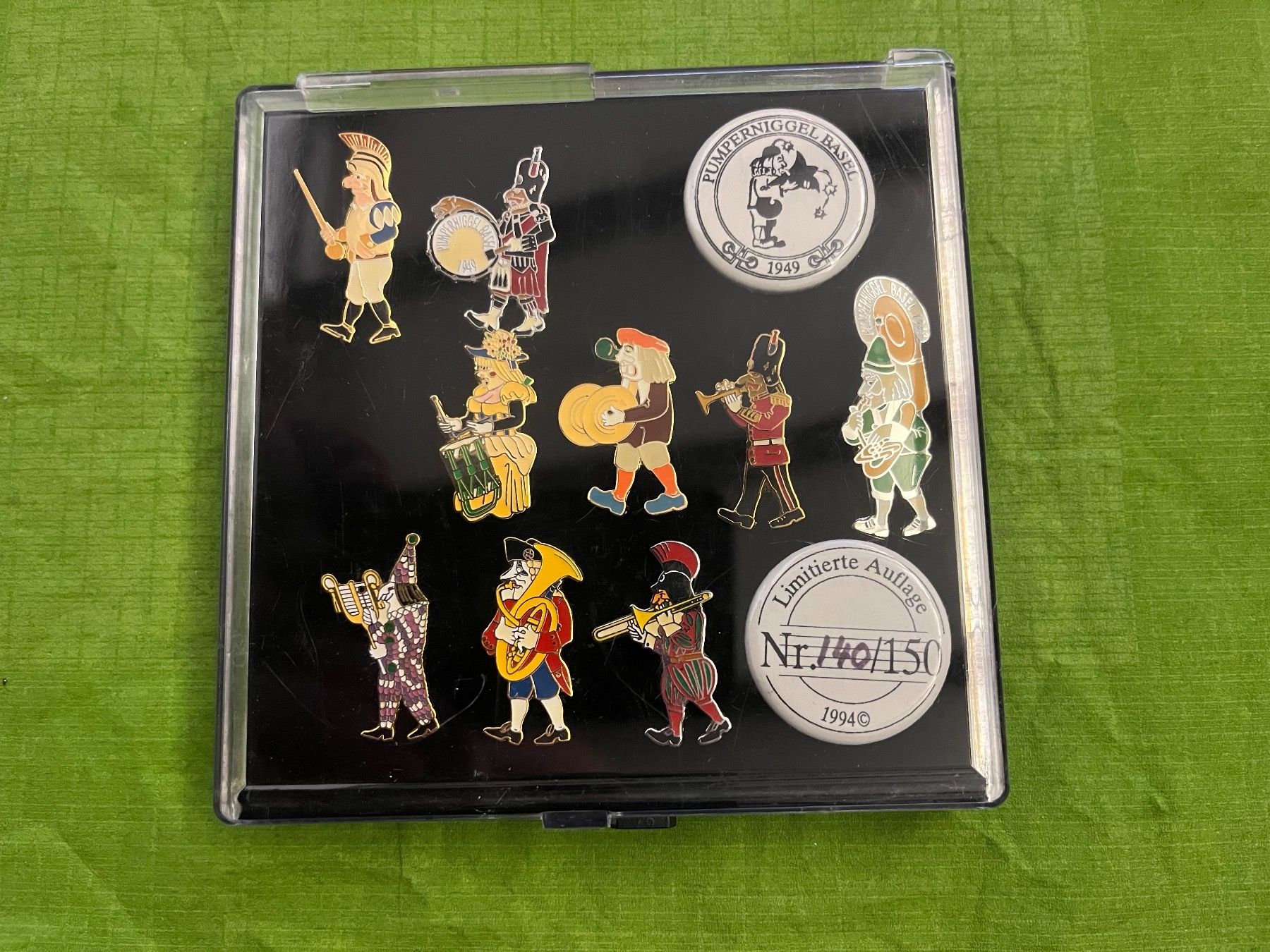 Basler Placchette & Badge: Basel Fasnachtspin Set Pumperniggel – Usato da Itingen venduto da Bebbi6569