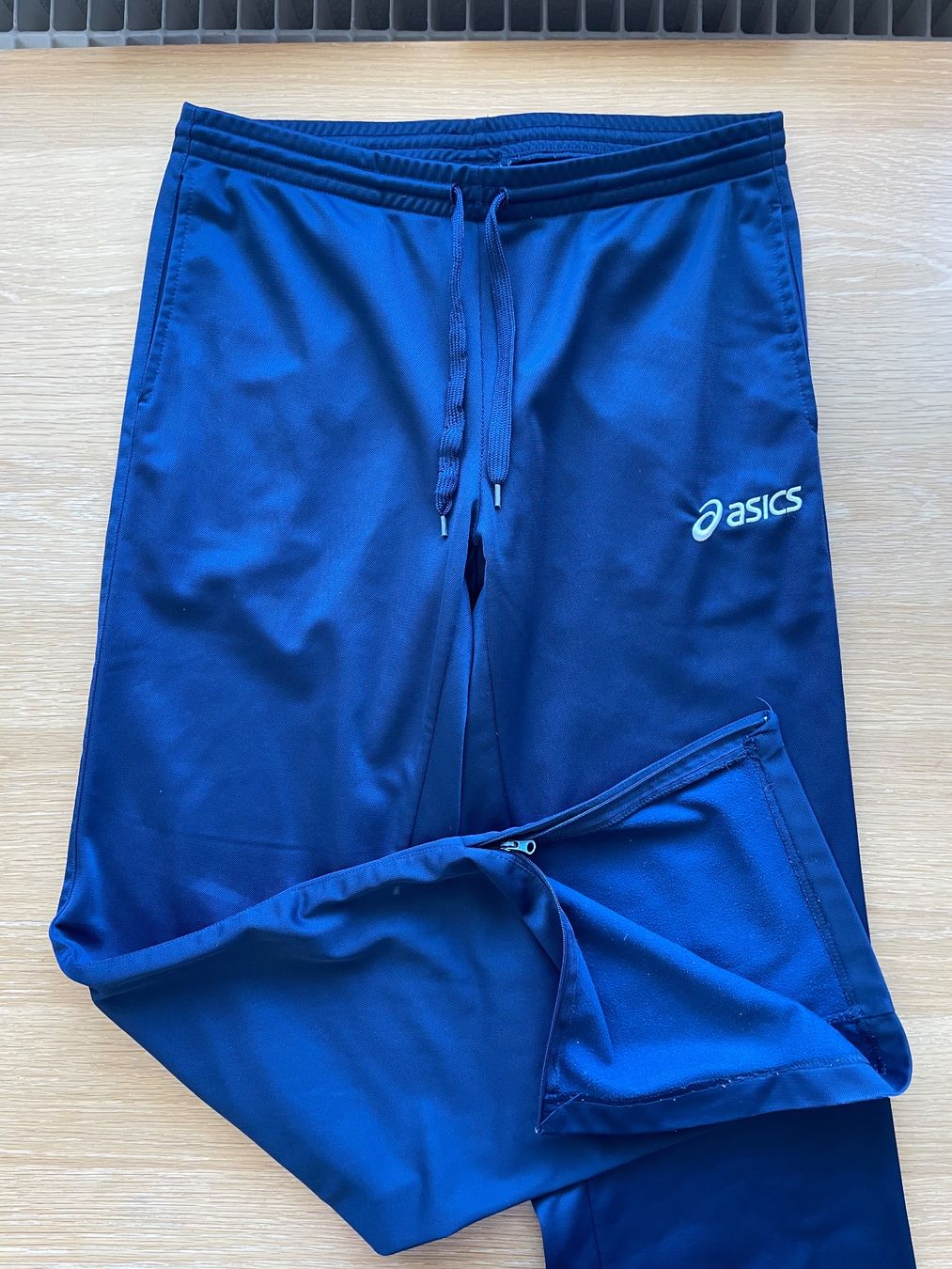 Asics Pantaloni: Asics Trainerhosen – Usato da Bern venduto da SoSofa