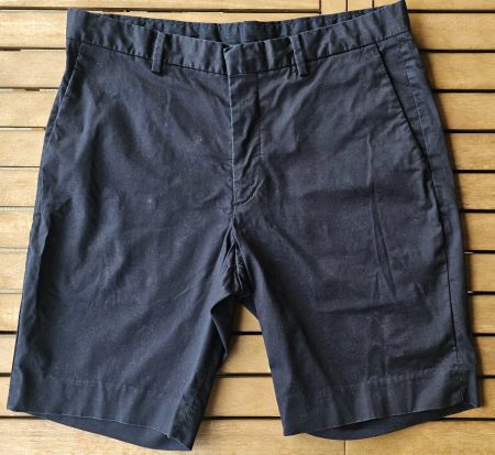 Short Uniqlo bleu foncé en bon état Taile M (76-84 cms)