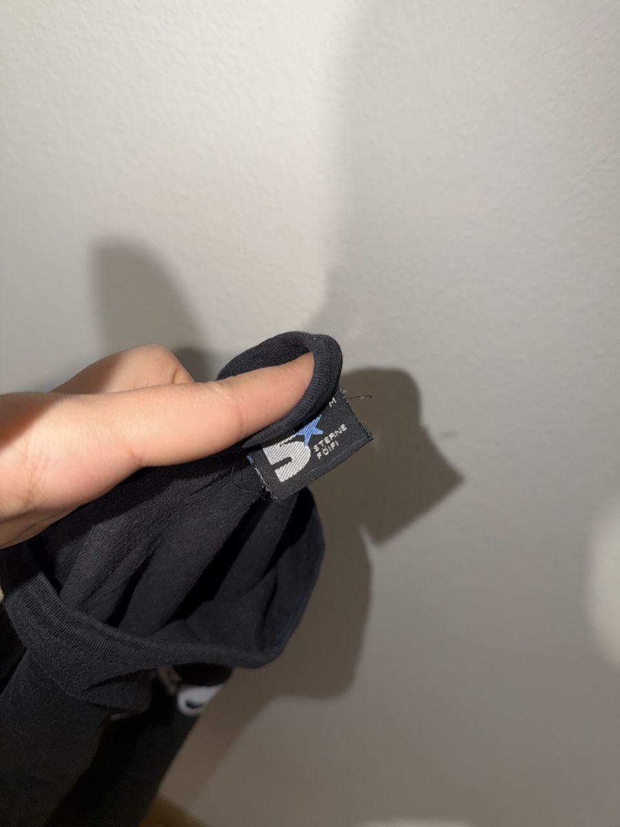 T-shirt: Schwarzes T-Shirt – Usato da Dübendorf venduto da SpyridoulaT 1
