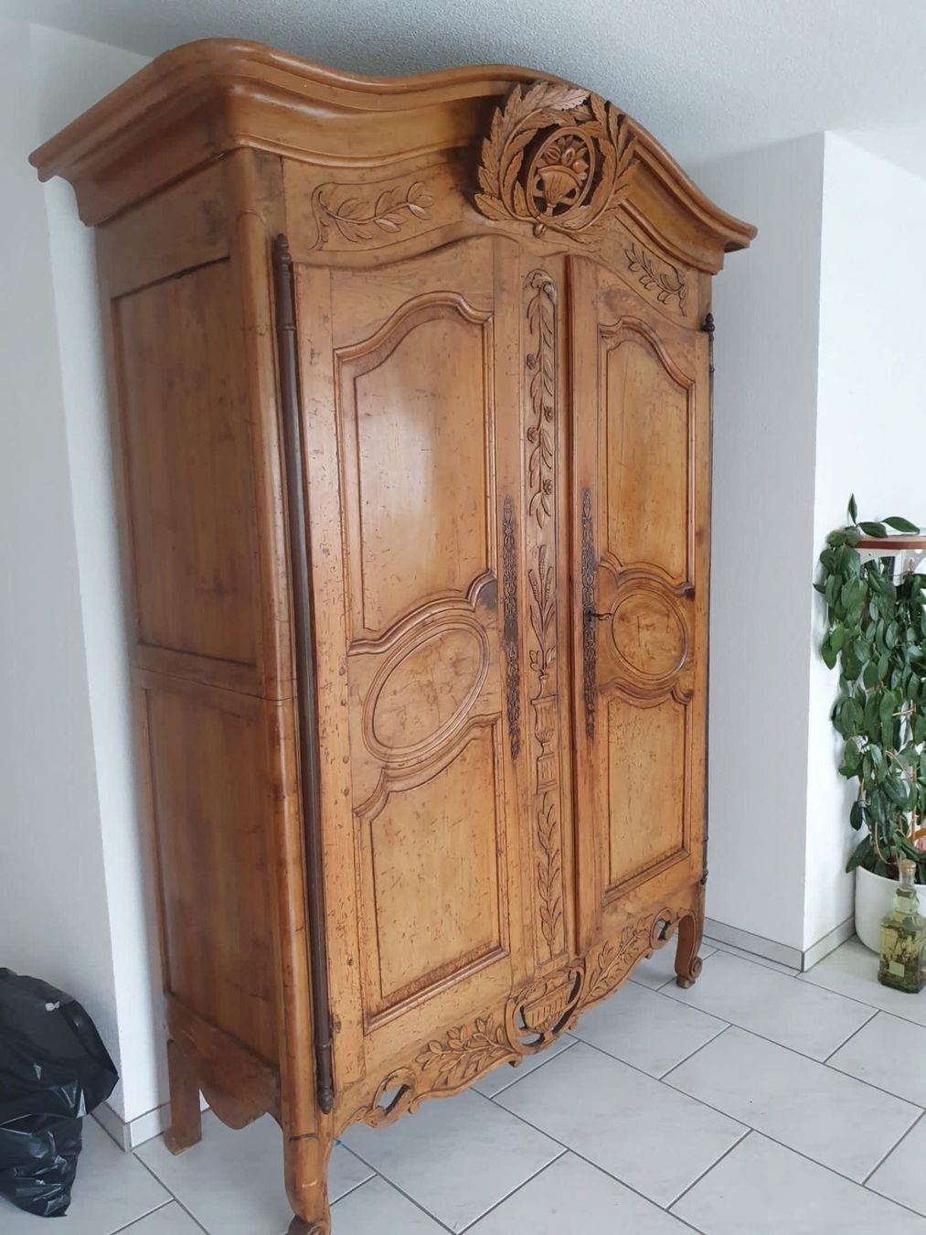 Schränke: ANTIKE LOUIS XV SCHRANK – Gebraucht aus Dietikon von brocki-eyra