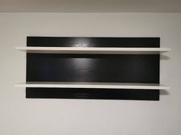 Holzregal in Schwarz