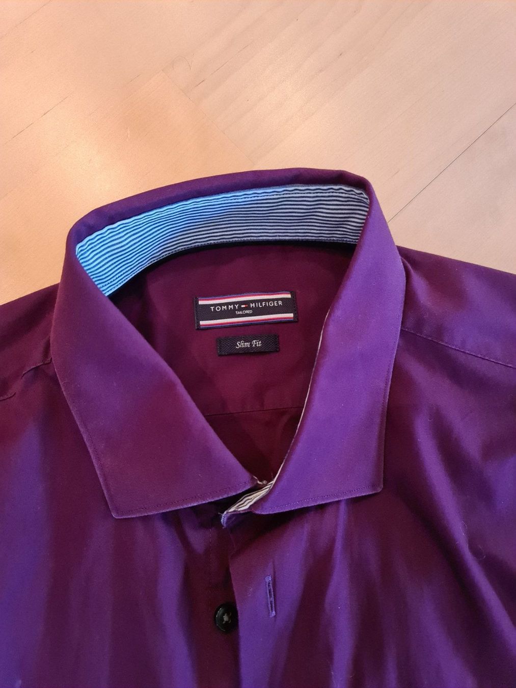 Tommy Hilfiger Hemden: Hemd Tommy Hilfiger Tailored bordeaux Grösse 40 – Gebraucht aus Buchs AG von Stunner 1