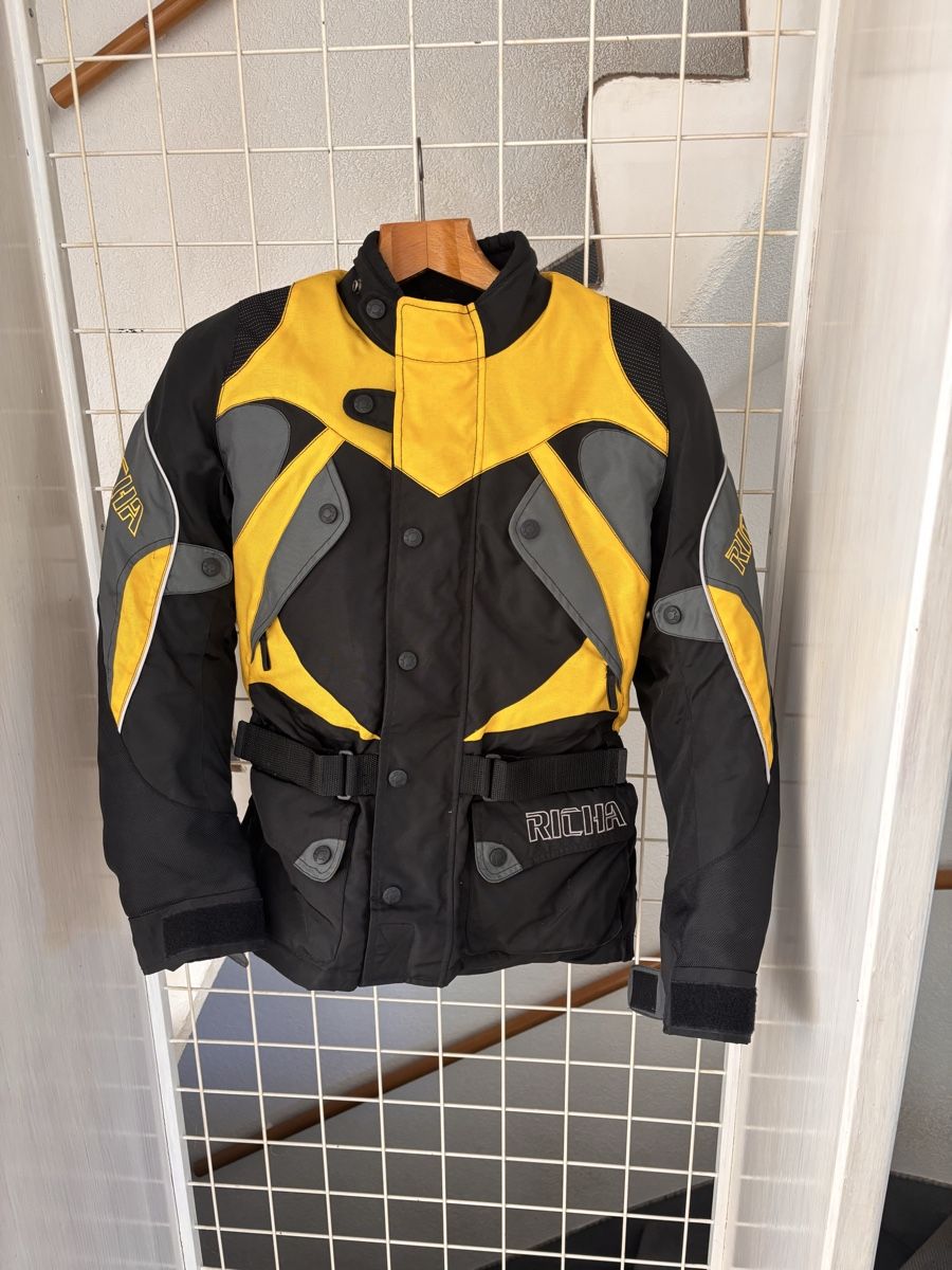 Lotti di vestiti: Motorradjacke mit Hose – Usato da Wettingen venduto da jen_6m7h
