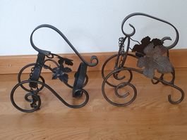Zwei Flaschenhalter für Wein