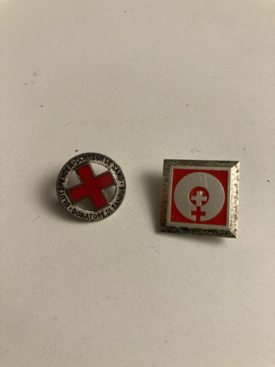 Broschen & Nadeln: 2 Vintage Blutspender Anstecknadeln Pins – Gebraucht aus Winterthur von silen