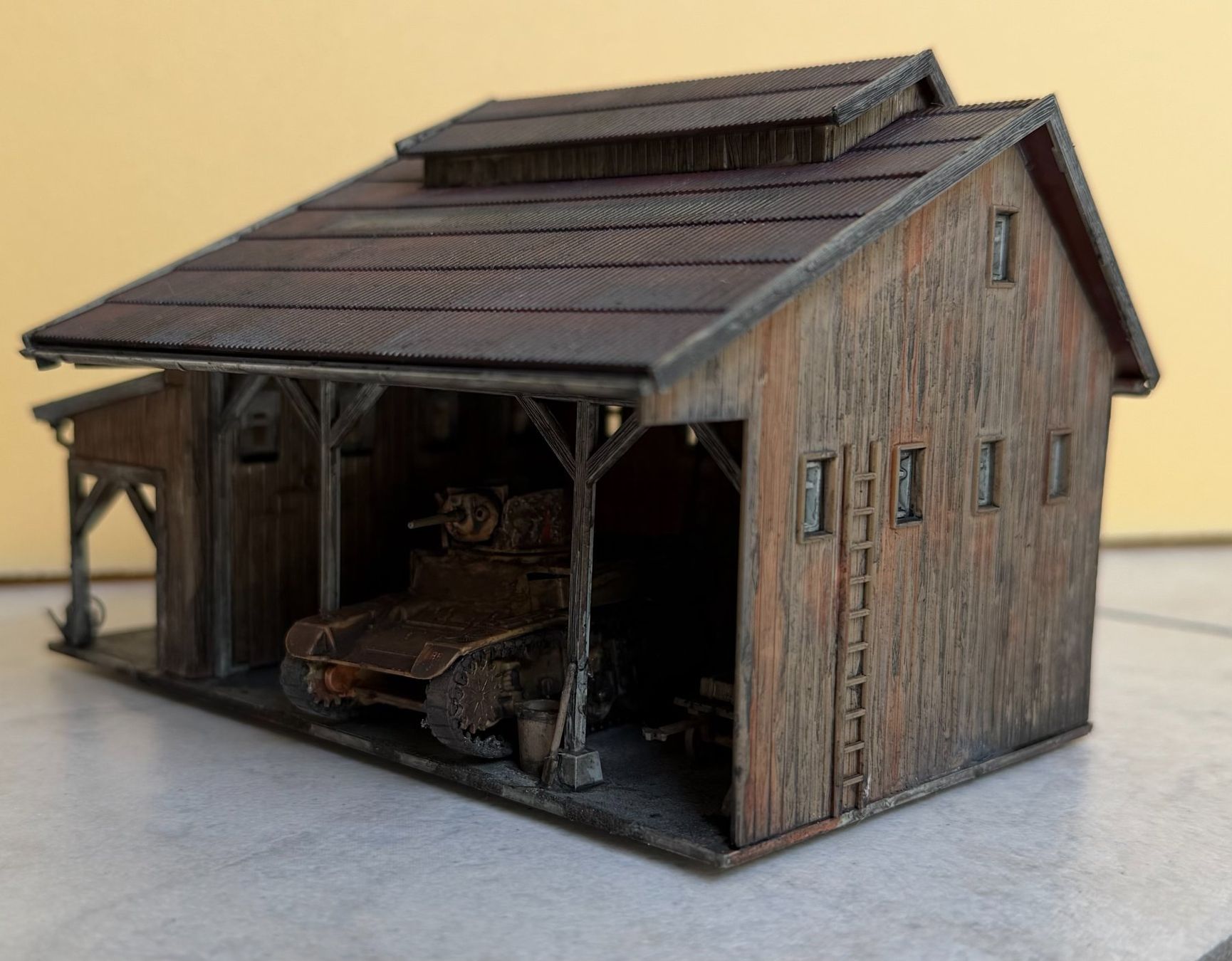 Vollmer Modellini di ferrovie: Scheune mit Schrottpanzer VOLLMER 50504 - Spur HO! – Nuovo e nell'imballaggio originale da Steffisburg venduto da Calceolaria 1