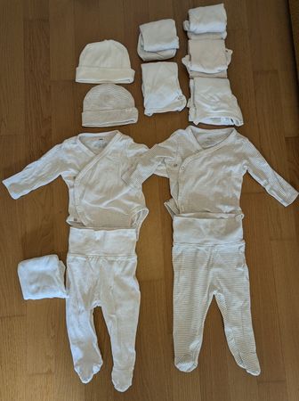 7 Bodies und 3 Leggins mit Umschlagbund und 2 Kappen, Gr. 62