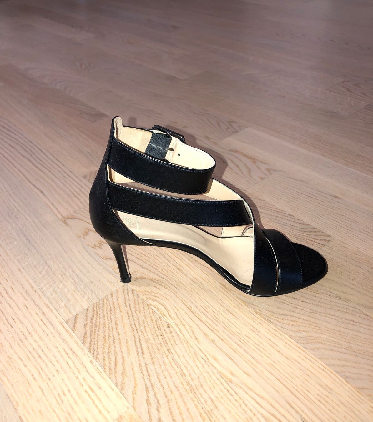 Navyboot Damenschuhe: NAVYBOOT Sandalen schwarz Gr. 37 – Gebraucht aus Zürich von sel_w5sd 5