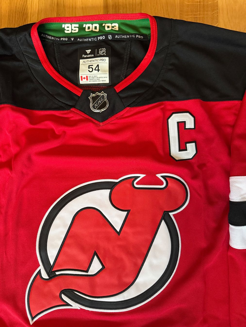Canottiere & Pantaloni: NHL-Jersey / Nico Hischier / New Jersey Devils – Nuovo (secondo la descrizione) da Ostermundigen venduto da Vancouver16 3