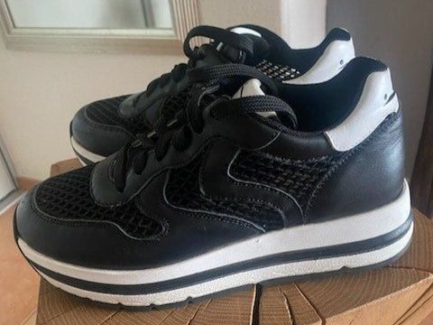 Scarpe da donna: Sneakers Voile Blanche Schwarze – Usato da Nuerensdorf venduto da ghi_b7xs