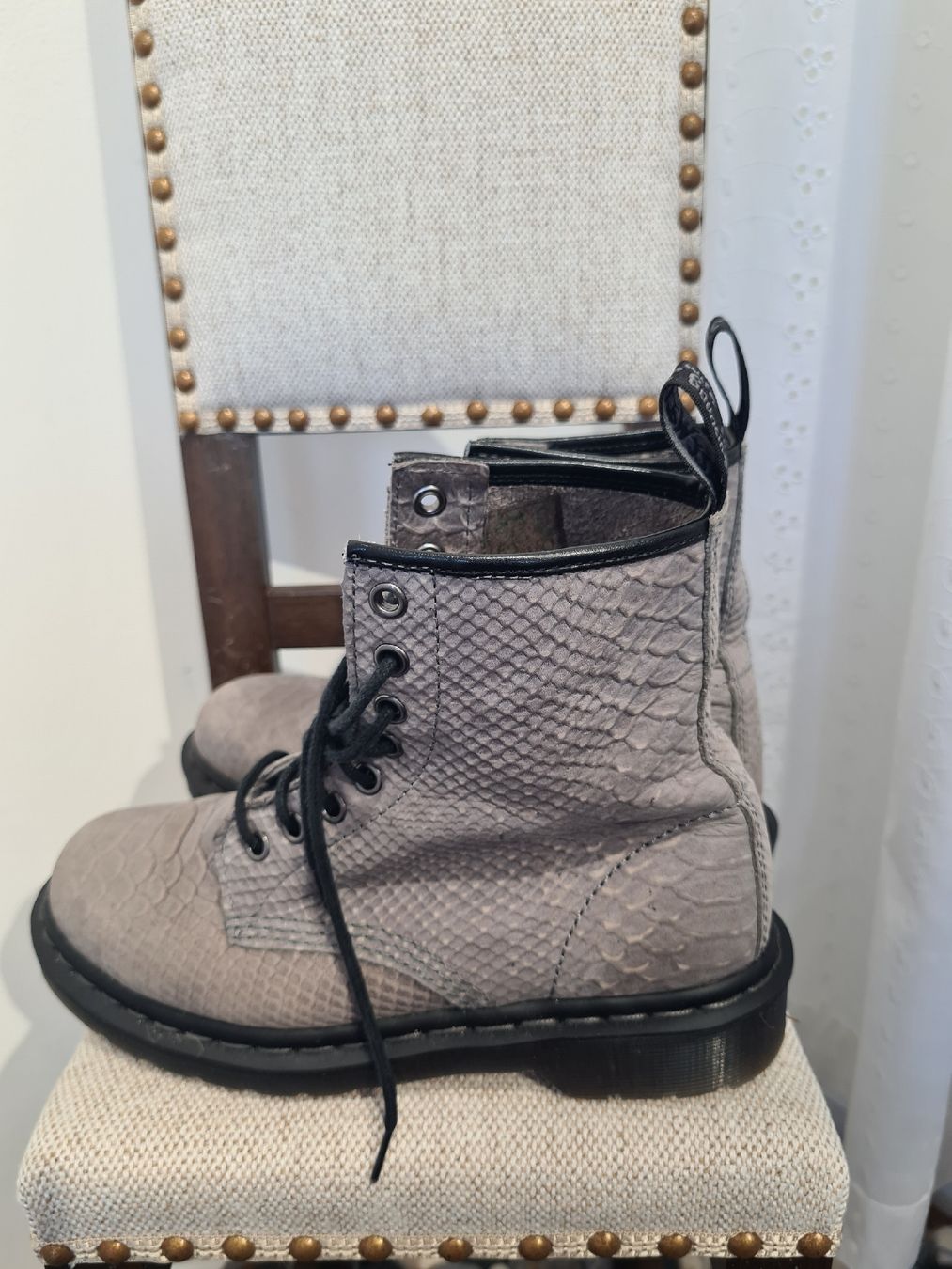 Dr. Martens Damenschuhe: Dr. Martens Python Print Stiefel Gr. 38 Beige Grau  – Gebraucht aus Adligenswil von FriedasWelt 6