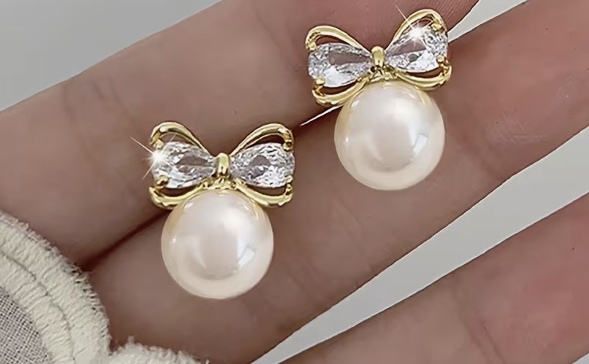 Orecchini pendenti & Orecchini a lobo: Schöne Perlen Ohrringe mit glitzernden Mäschli – Nuovo e nell'imballaggio originale da Saanen venduto da SoniaMichaela