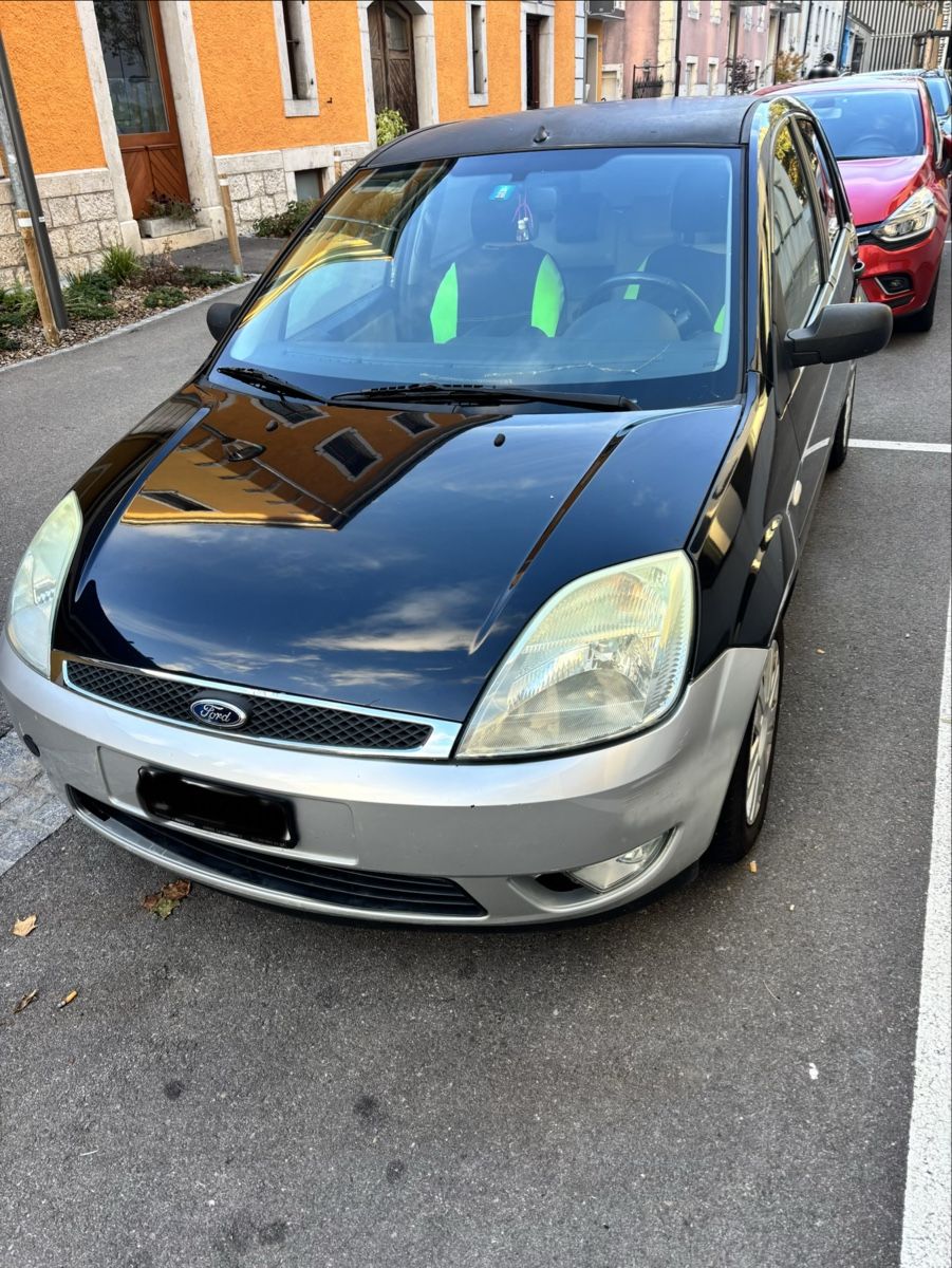 Ford Fiesta noir occasion avec traces d'usure et rayures (Gebraucht) in ...