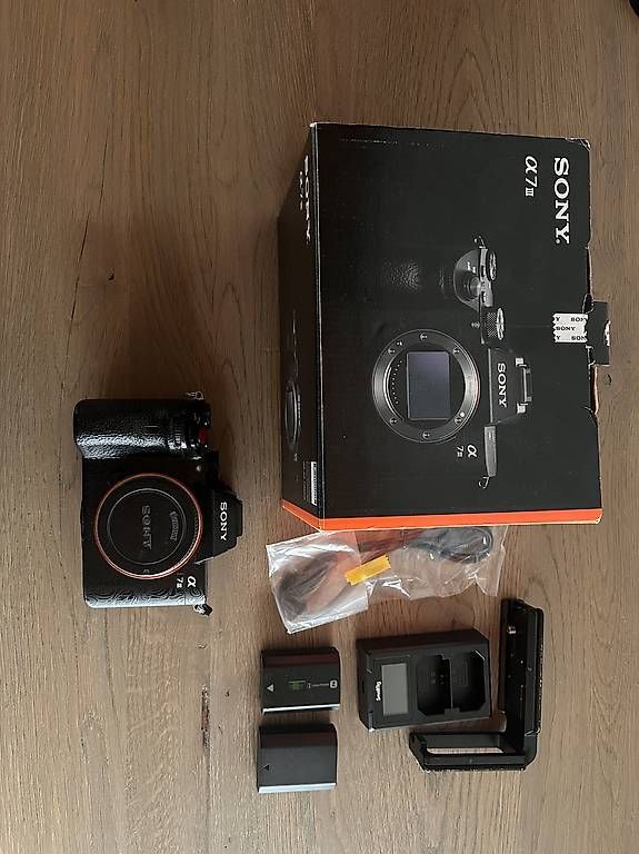 Sony Fotocamera: Sony A7III Vollformat Systemkamera – Usato da Innertkirchen venduto da Rockshox5 1